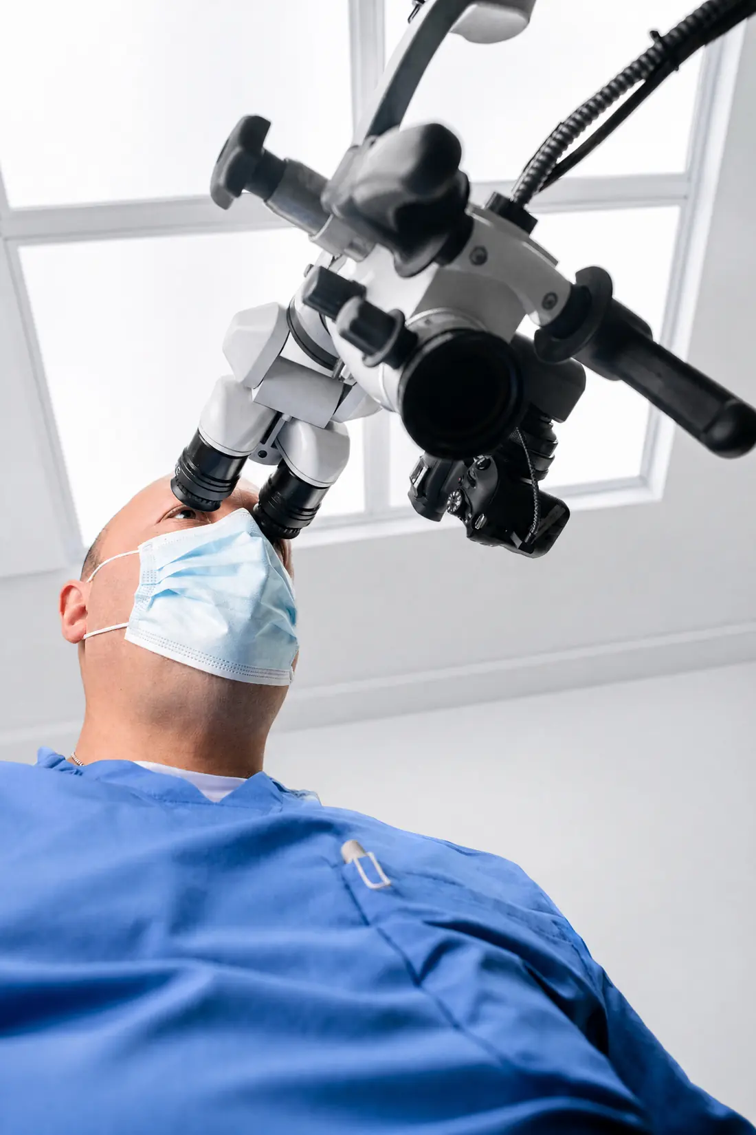 Od. Josman Sifontes, endodoncista en Caracas, realizando un tratamiento con microscopio